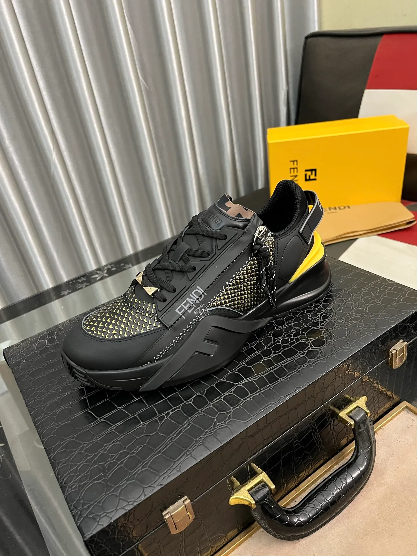Men's Men's Shoes💰540⌚️⌚️【FENDI】FENDI high-tops are classic and comfortable for men. This complex sneaker is made of soft calfskin➕genuine leather lining➕original ultra-light rubber material with rough outsole. This unique and thin style is suitable for the casual and refined sensibility of this season. It is comfortable and natural on the feet. It is an everyday style for casual travel in autumn and winter! 38−444️⃣colors available